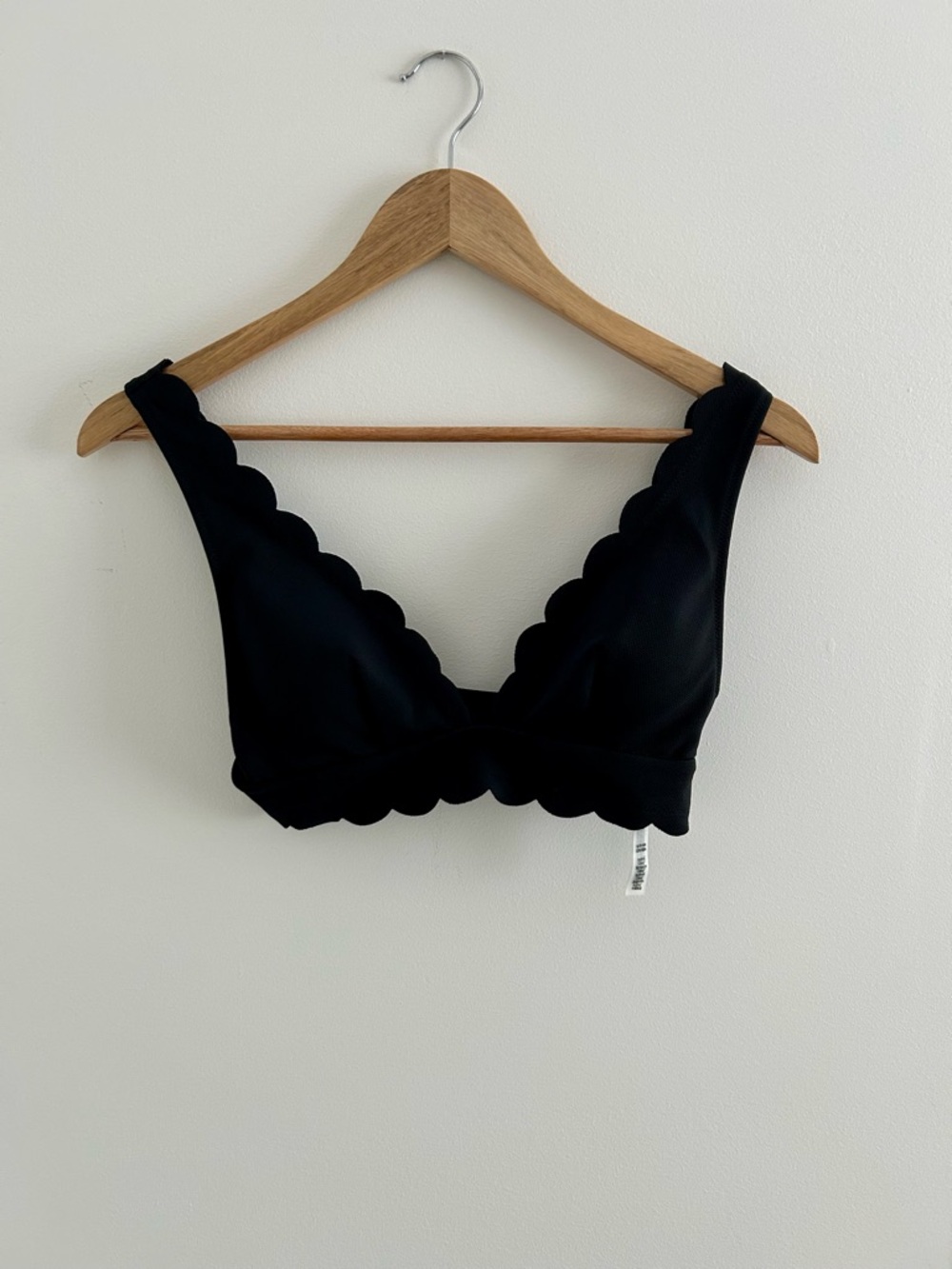 NWOT Victoria’s Secret bikini swim top with scallop trim in black | Size small